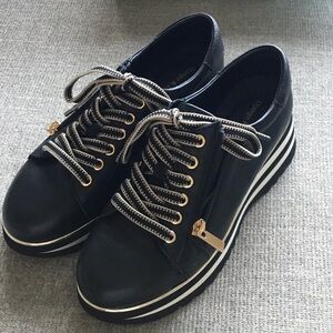 Django & Juliette Eammes Black Leather and White Stripe Platform Sneakers Size 7